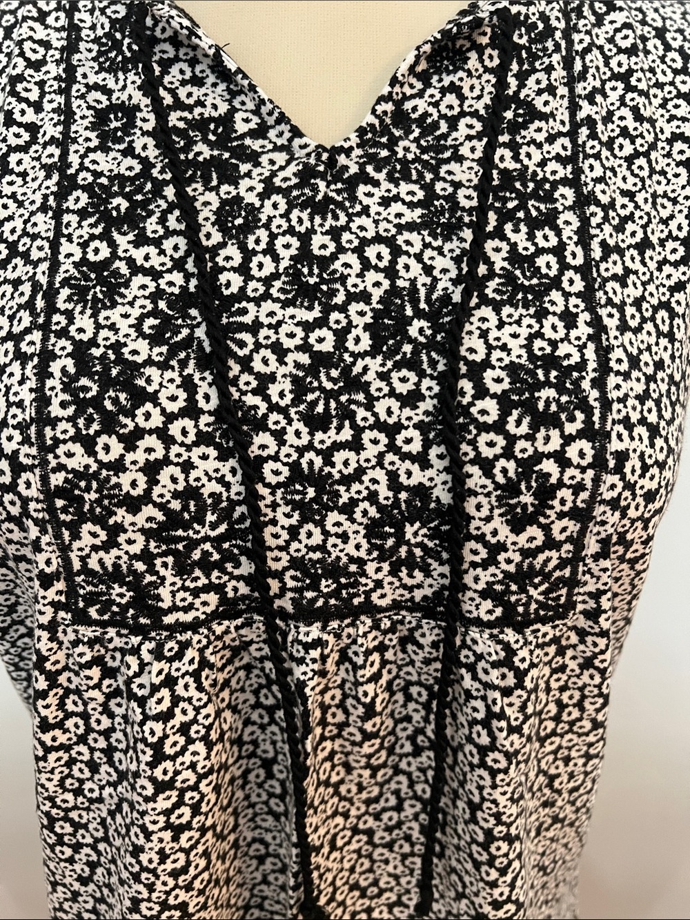 Christopher & Banks Black and White Floral Tie-Front Sleeveless Tank Top Relaxed - Picture 4 of 11